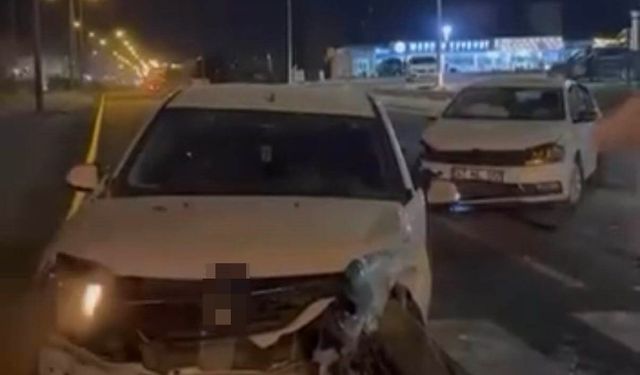 İki otomobil kavşakta çarpıştı: 3 kişi yaralandı