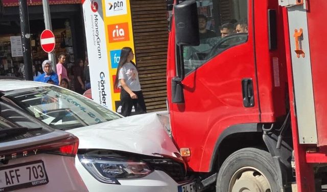 Park halindeki kamyonete çarpan otomobilde 1 kişi yaralandı