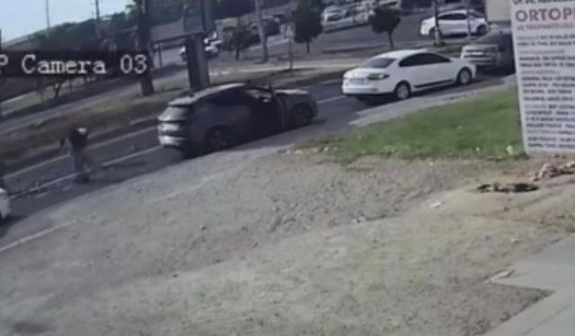 Kamyonetin kasası açıldı, sürücüler yardıma koştu