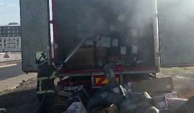 Kargo kamyonunda yangın: Bazı paketler hasar gördü