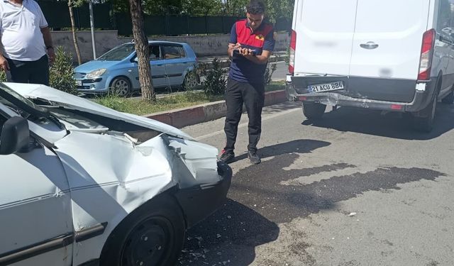 Valilik ışıklarında kaza: Otomobil ile transit çarpıştı, 2 yaralı