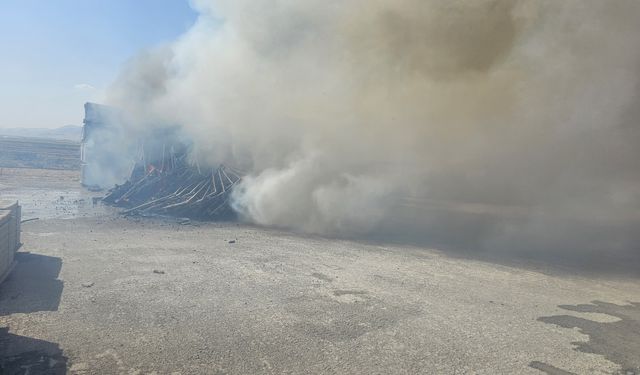 Tarla yangını parke taşı imalathanesine sıçradı