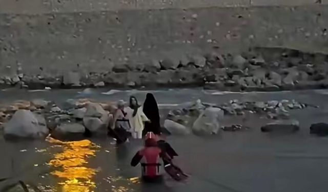 Kezer Çayı’nda adacıkta mahsur kalan 2 öğrenci kurtarıldı
