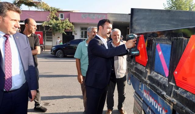Çiftçilere Traktörler İçin Reflektör Dağıtıldı