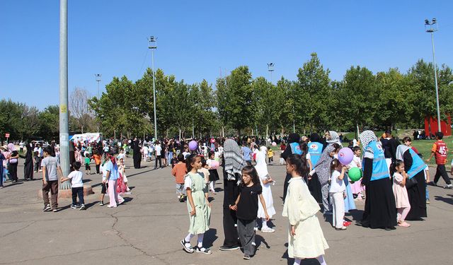 Diyarbakır’da çocuklar Gazze için gökyüzüne umut bıraktı