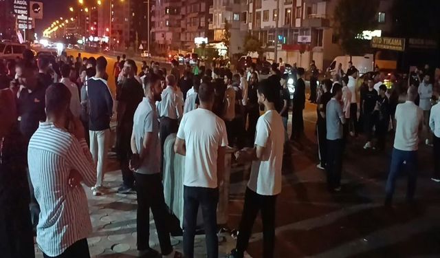 Batman'da Otomobil Yaya Geçidindeki İki Kişiye Çarptı: Mahalleli Yolu Trafiğe Kapattı