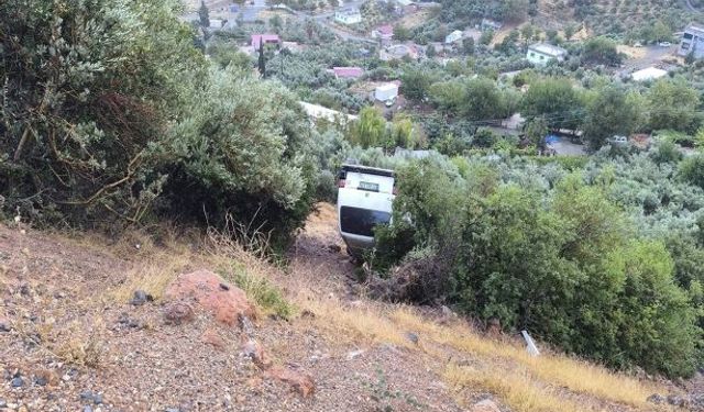 Kontrolden Çıkan Araç Şarampole Devrildi: 51 Yaşındaki Sürücü Yaralandı