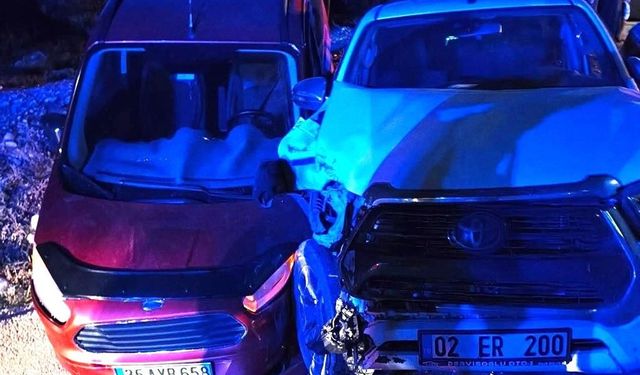 Kahta'da İki Hafif Ticari Araç Çarpıştı: 8 Yaralı!