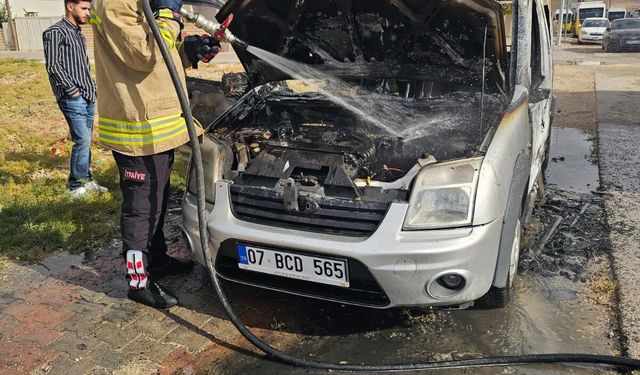 Park Halindeki Araçta Çıkan Yangın İtfaiyeyi Harekete Geçirdi