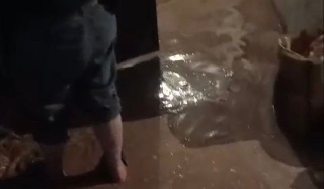 Sağanak Sele Dönüştü: Bir Ev Kullanılamaz Hale Geldi