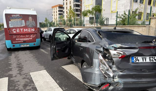 Diyarbakır’da Halk Otobüsü ile Otomobil Çarpıştı: 4 Yaralı