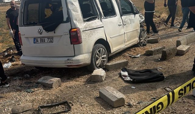 Hafif Ticari Araç ile Kamyonet Çarpıştı: 1 Ölü, 2 Yaralı