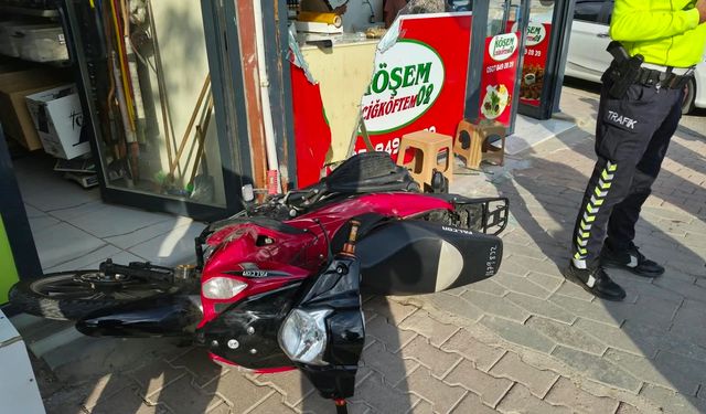 Direksiyon Hakimiyetini Kaybeden Motosiklet İş Yerine Daldı
