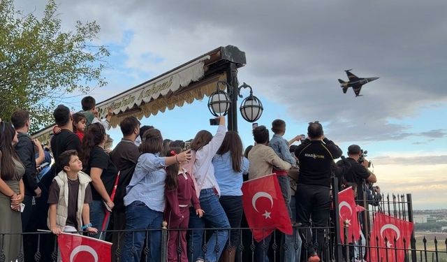SOLOTÜRK Diyarbakır semalarında: Binlerce kişi nefesini tutarak izledi