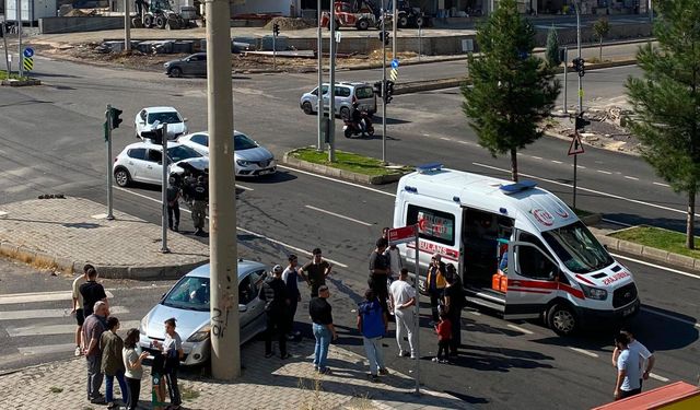 Diyarbakır’da iki araç çarpıştı: 3 kişi hastaneye kaldırıldı