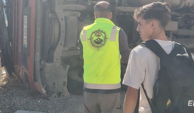 Maden yüklü tır devrildi: Sürücü ağır yaralandı