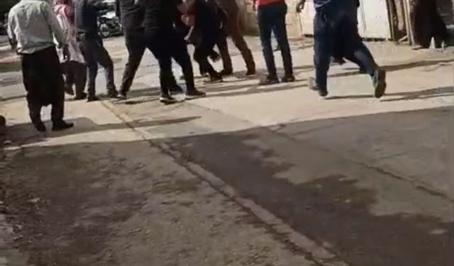 Kavgada eline iki bıçak aldı, karşı grubun üzerine koştu