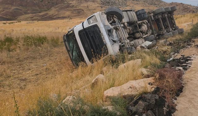 Siirt’te kamyon devrildi: Sürücü yaralandı