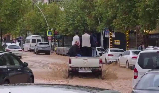 Yolun Karşısına Geçmeye Çalışan Öğrenciye Motosiklet Çarptı