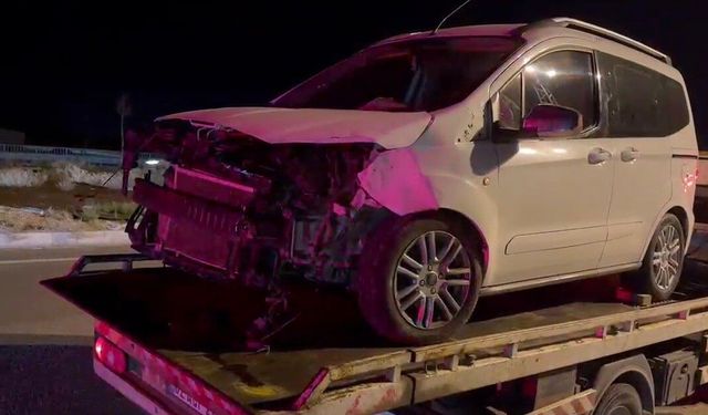 Kafa kafaya çarpışan otomobillerdeki 4 kişi yaralandı