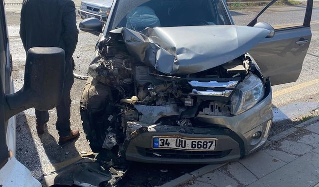 İki aracın çarpıştığı kazada 3 kişi hafif yaralandı