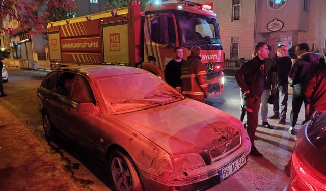 Araçtaki yangına mahalle sakinlerinden hızlı müdahale
