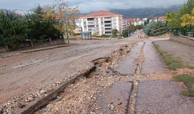 Gölbaşı'nda Sağanak Sonrası Sel Ulaşımı Vurdu