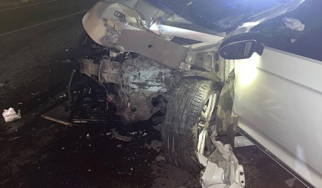 İki otomobil çarpıştı, 20 yaşındaki genç hayatını kaybetti