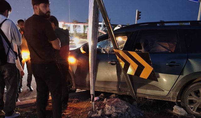 Diyarbakır’da iki otomobil çarpıştı, 2 kişi yaralandı