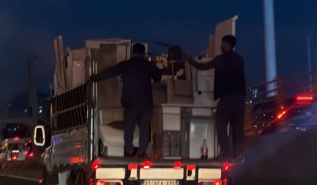 Yoğun trafikte tehlikeli hareket: Kamyonetin arkasında yolculuk