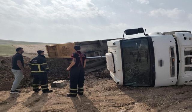 Kontrolden Çıkan Kum Yüklü Kamyon Devrildi: 1 Yaralı