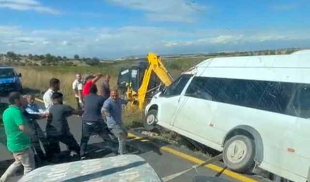 Dar yol tehlike yarattı: Minibüs devrilmekten son anda kurtuldu