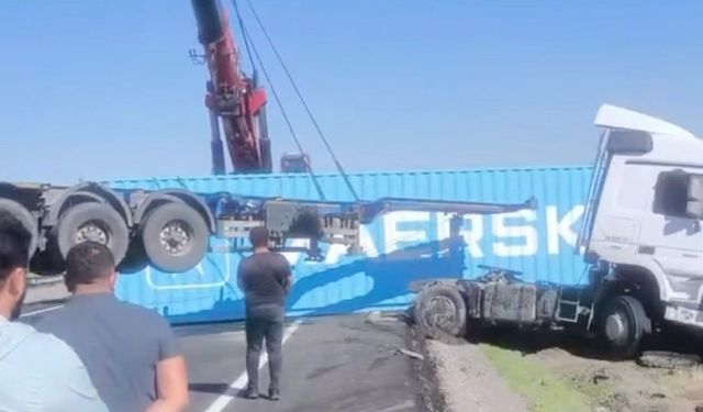 Şarampole giren tırın sürücüsü hastaneye kaldırıldı