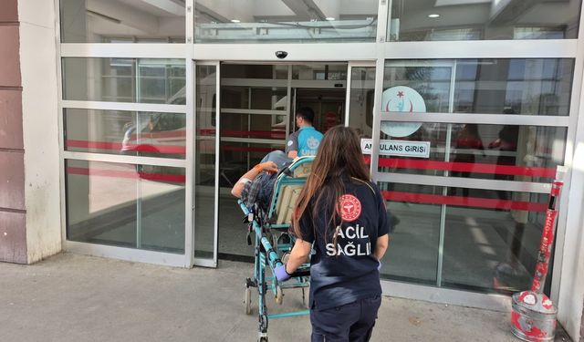 Otobüste ayağa kalkarken elindeki bıçak kalçasına battı