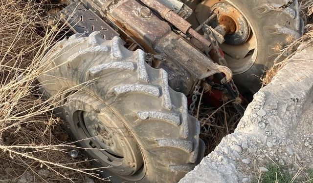 Toprak Yüklü Traktör Dereye Düştü: 1 Yaralı
