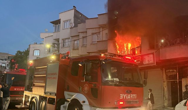 Evde yangın çıktı, aralarında çocukların da bulunduğu kişiler dışarı çıktı