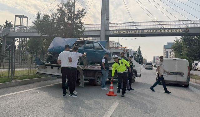 Direksiyon kontrolünü kaybeden otomobil refüje çıktı