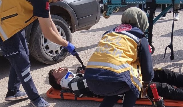 İki otomobilin çarpıştığı kazada sürücü hastaneye kaldırıldı