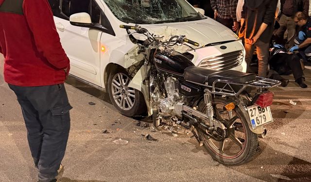 Hafif ticari araç ile motosikletin çarpışması kazayla sonuçlandı