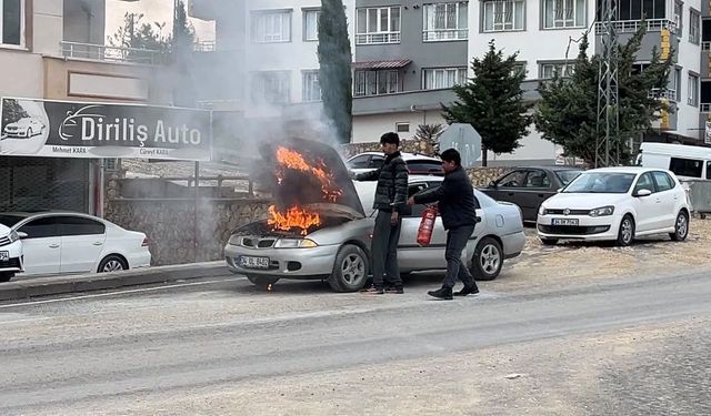 Hareket Halindeki Araçta Yangın Çıktı: İtfaiye Müdahale Etti