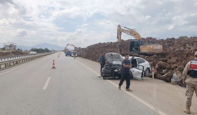 Demir bariyerlere çarpan otomobilde sürücü yaralandı