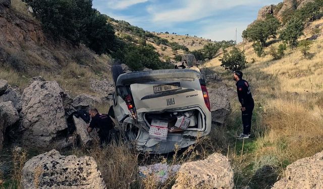 Hafif ticari araç uçuruma yuvarlandı: 1 yaralı