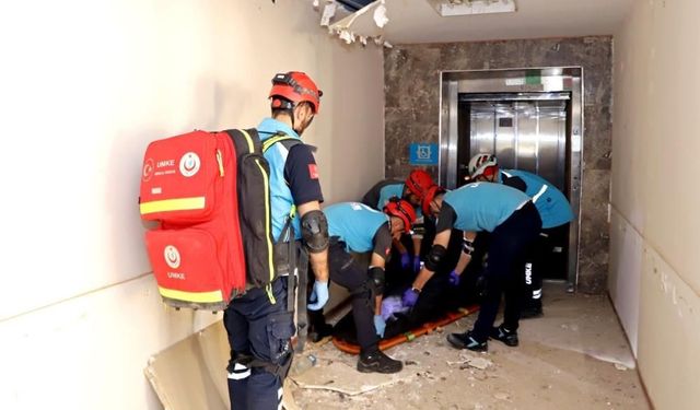 Deprem Tatbikatı Gerçeğe Döndü: Aileler Güvenlik Hattını Aşmak İstedi