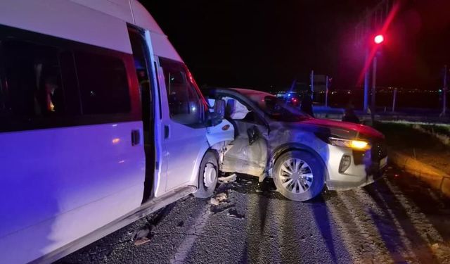 Kavşakta Feci Çarpışma: Minibüs ile Otomobil Birbirine Girdi, 12 Yaralı