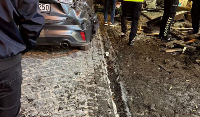 Korkutan Kaza: Otomobil Kaldırıma Çıkıp İş Yerine Çarptı