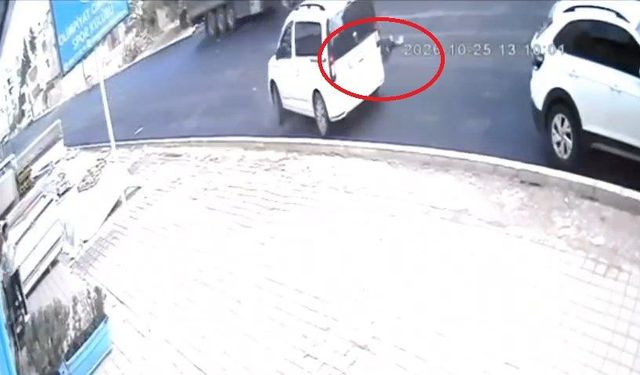 Park halindeki araca çarpan otomobil çocuğu yaraladı