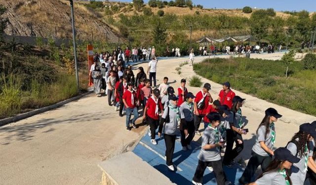 Öğretmen ve Öğrenciler Doğa Yürüyüşünde Bir Araya Geldi