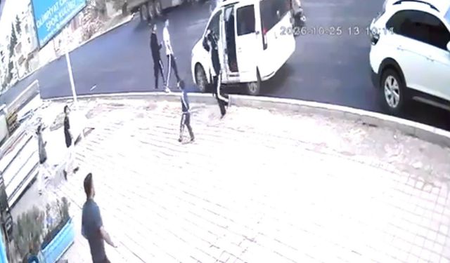 Otomobilin Çocuğa Çarptığı Anlar Kamerada!