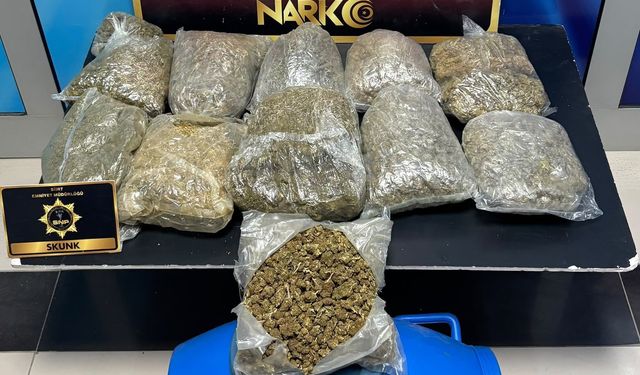 İki araçta yapılan aramada 5 kilo 700 gram skunk bulundu