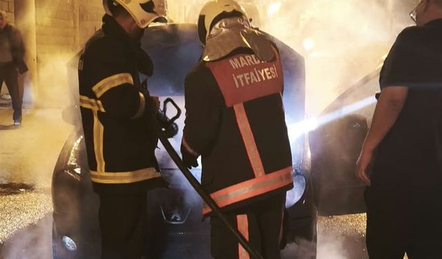 Seyir Halindeki Otomobil Alev Aldı: Mahsur Kalan Sürücüyü Çevredekiler Kurtardı